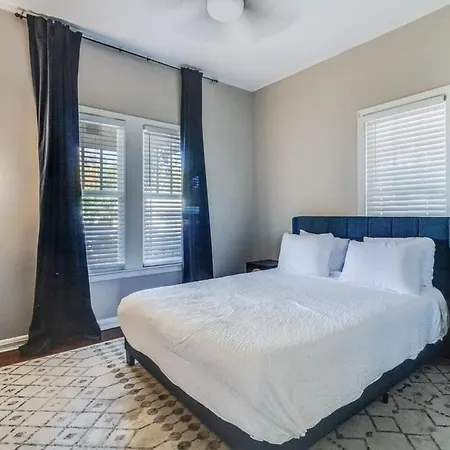 Corporate Comfort In Freetown - Port Rico: Spacious Homes For Work Crews
